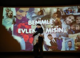 Sinemada Evlilik Teklifi Organizasyonu Paketi sinemada evlilik teklifi organizasyonu 3 1 İzmir Organizasyon Sinemada evlilik teklifi organizasyonu ile hayatınızın filmini izlemeye var mısınız? Beyaz perdede bu kez sizin hikayeniz izleniyor. Sevdiğiniz kişi için sıradan bir gün… Kendisine yapılacak sürpriz evlilik teklifi organizasyonundan haberi yok. Onu güzel bir filme gitmek üzere ikna edin. Bizlerde profesyonel ekibimizle organizasyonu yapacağımız anlaşmalı lüks sinema salonumuz da sizlerin o özel anınızı organize ediyor olalım. Hazırlıklarımız tamamlanıp organizasyon saatinde geldiğinde salona geliyor ve filmi izlemeye başlıyorsunuz. Sinema seyircisi de aslında filmi izlemeye gelen seyirciler değil, İzmir Organizasyon firmamızın profesyonel ekibi. Filmin ortasında eş adayınıza bir sürpriz geliyor. Hayatı boyunca unutamayacağı bir sürpriz… Beyaz perdeye sizin fotoğraf veya videolarınız yansıtılıyor. Eş adayınızın o mutlu anına sinema seyircimiz de eşlik ediyor. Beyaz perdenin önünde sevdiğiniz insanın beklediği evlenme teklifini yapıyorsunuz. Anlarınız fotoğraf ve video kayıtlarıyla ölümsüzleştiriliyor. İzmir Sinemada Evlilik Teklifi Organizasyonu