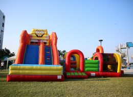 Şirket Piknik Organizasyon Önerileri & Piknik Organizasyonu Planlaması sirket piknik organizasyon onerileri İzmir Organizasyon Şirket piknik organizasyon önerileri ve piknik organizasyonu planlaması, A'dan Z'ye İzmir Organizasyon firmamız tarafından gerçekleştirilmektedir. İnsanlar zamanlarının önemli bir kısmını iş yerinde çalışma arkadaşları, yöneticileri ile birlikte geçiriyor. Kurum ve kuruluşlar da buna istinaden kişiler arası iletişim ve verimi yüksek tutmak amacıyla personel ve personel ailesini de kapsayan birbirinden farklı etkinliklere öncülük ediyor. İşte bunlardan bir tanesi de hemen hemen tüm firmaların düzenlediği, farklı aktiviteler ile de eğlencenin doruk noktasını bizlere yaşatan şirket piknik organizasyonlarıdır. Bu etkinlikler şirket çalışanları, yöneticileri ve şirket üyelerinin aileleri için yılın belirli dönemlerinde motivasyon, kaynaşma ve eğlence amaçlı düzenlenen piknik organizasyonlarıdır. Yoğun temponun ardından kurum çalışanları yeşil alanda doğaya kendini bırakarak, günlük yaşamın stresinden uzakta kalır, doğadaki güzelliklerin keyfine varırlar. İzmir Organizasyon profesyonel ekibi ile daha renkli ve eğlenceli şirket piknik organizasyonunu sizlere sunuyor, sizlere ise şirket piknik organizasyon önerileri ve sunduğumuz hizmetlerden yararlanmak kalıyor.İhtiyaçlarınız doğrultusunda ise İzmir Organizasyon tüm eksikleri sizler için tedarik ediyor. Sünger Bob Kaydırak ve Şişme Çocuk Oyuncakları Kiralama İzmir