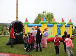 Şişme Dart sisme dart kiralama 1 İzmir Organizasyon Şişme dart; 3m, 6m ve 3m ebatlarında bir şişme oyun parkurudur. 2 kişilik takım halinde oynanır. Özel yapım kıyafetlerle, şişme oyun parkurunun üzerinde yer alan puanlara isabet edilmeye çalışılır. Kıyafetler cırt cırt yapışkanından üretilir. Şişme dartta, ok yerine takım üyeleri kullanılır. Oyun sonunda alınan tüm puanlar toplanarak hesaplanır. Şişme dart oyunlarını kendi depolarımızdan temin ediyor ve kurulum hizmetini de profesyonel ekibimizce bizzat yerinde yapıyoruz. Şişme dart kiralama hizmetini, oyunun başında, 2 adet profesyonel animatörümüz ile siz değerli müşterilerimize sunuyoruz. Şişme dart oyununu açık ya da kapalı alanda da tercih edebilirsiniz. Ayrıca şişme dart oyunu hem yetişkinlerin hem de çocukların kullanabilmesi için uygundur. Şişme dart oyun parkurunu ve şişme oyuncak kiralama hizmetini sadece İzmir ve çevresinde değil Türkiye'nin dört bir noktasında sizlere sunuyoruz. Bizler 'İzmir Organizasyon' olarak 15 yılı aşkın organizasyon tecrübemizle, siz değerli müşterilerimizin isteklerini ve fikirlerini önemsiyoruz. Ekibimizi her geçen gün geliştiriyor ve büyütüyoruz. Sivil Animatör Gözetiminde Şişme Dart Oyunu