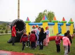 Şişme Dart sisme dart kiralama İzmir Organizasyon Şişme dart; 3m, 6m ve 3m ebatlarında bir şişme oyun parkurudur. 2 kişilik takım halinde oynanır. Özel yapım kıyafetlerle, şişme oyun parkurunun üzerinde yer alan puanlara isabet edilmeye çalışılır. Kıyafetler cırt cırt yapışkanından üretilir. Şişme dartta, ok yerine takım üyeleri kullanılır. Oyun sonunda alınan tüm puanlar toplanarak hesaplanır. Şişme dart oyunlarını kendi depolarımızdan temin ediyor ve kurulum hizmetini de profesyonel ekibimizce bizzat yerinde yapıyoruz. Şişme dart kiralama hizmetini, oyunun başında, 2 adet profesyonel animatörümüz ile siz değerli müşterilerimize sunuyoruz. Şişme dart oyununu açık ya da kapalı alanda da tercih edebilirsiniz. Ayrıca şişme dart oyunu hem yetişkinlerin hem de çocukların kullanabilmesi için uygundur. Şişme dart oyun parkurunu ve şişme oyuncak kiralama hizmetini sadece İzmir ve çevresinde değil Türkiye'nin dört bir noktasında sizlere sunuyoruz. Bizler 'İzmir Organizasyon' olarak 15 yılı aşkın organizasyon tecrübemizle, siz değerli müşterilerimizin isteklerini ve fikirlerini önemsiyoruz. Ekibimizi her geçen gün geliştiriyor ve büyütüyoruz. Animasyon Ekibi Eşliğinde Şişme Dart Oyununda Eğlenceli Anlar