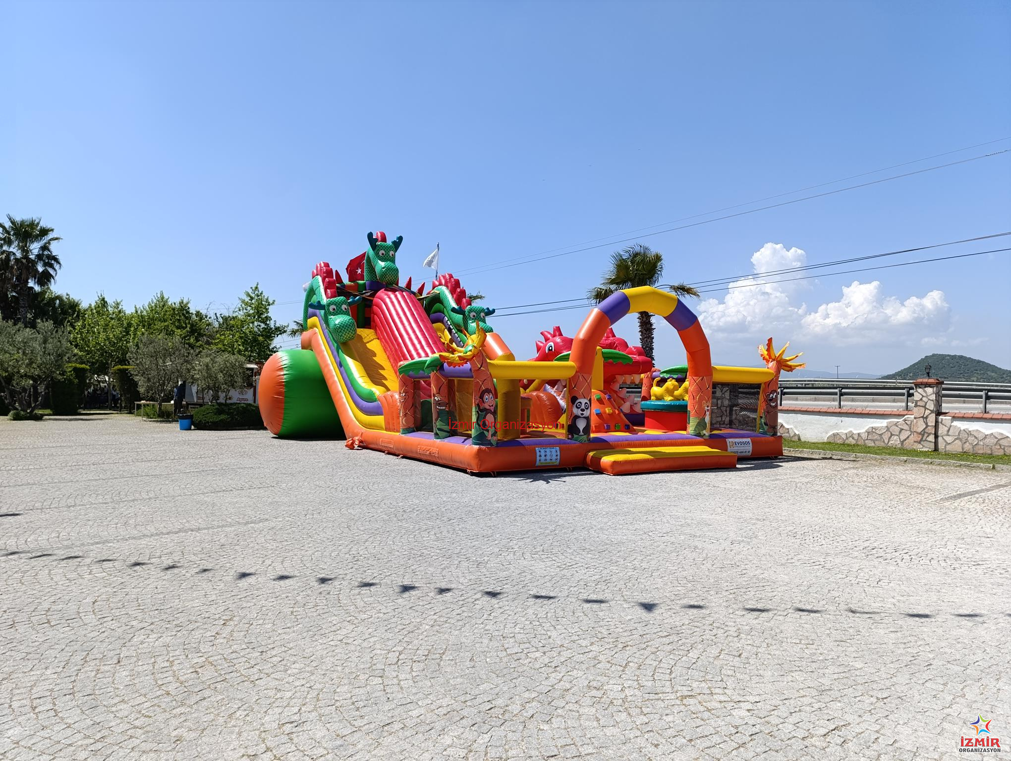 Şişme Dev Zıpzıp ve Kaydırak Kiralama - Dragon Kombo Zıpzıp sisme dev zipzip ve kaydirak kiralama dragon kombo zipzip 1 İzmir Organizasyon 9x14x7 metre ölçülerinde, 25 çocuk kapasiteli dev şişme zıpzıp ve kaydırak kiralama hizmetimizle büyük etkinliklere eğlence katın. İzmir Organizasyon güvencesiyle! Şişme Dev Zıpzıp ve Kaydırak Kiralama - Dragon Kombo Zıpzıp - Görsel 6