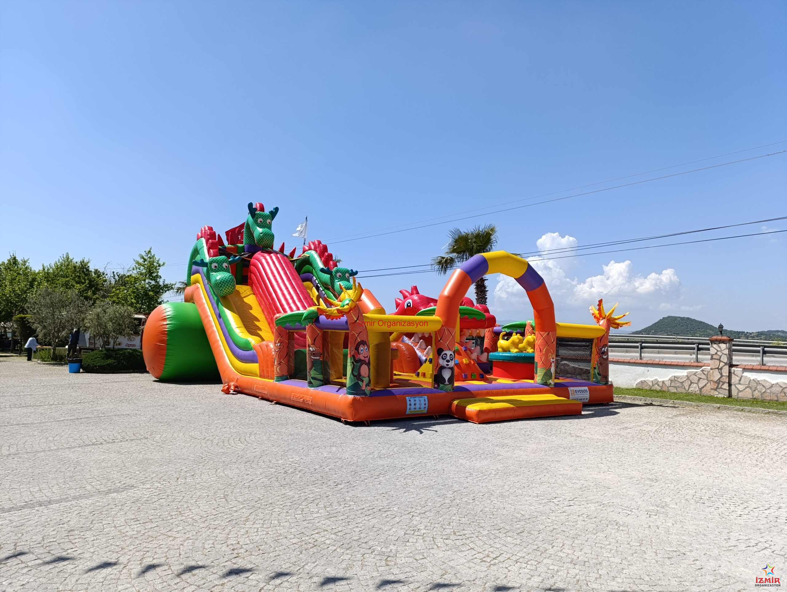 Şişme Dev Zıpzıp ve Kaydırak Kiralama - Dragon Kombo Zıpzıp sisme dev zipzip ve kaydirak kiralama dragon kombo zipzip 2 scaled İzmir Organizasyon 9x14x7 metre ölçülerinde, 25 çocuk kapasiteli dev şişme zıpzıp ve kaydırak kiralama hizmetimizle büyük etkinliklere eğlence katın. İzmir Organizasyon güvencesiyle! Şişme Dev Zıpzıp ve Kaydırak Kiralama - Dragon Kombo Zıpzıp - Görsel 5