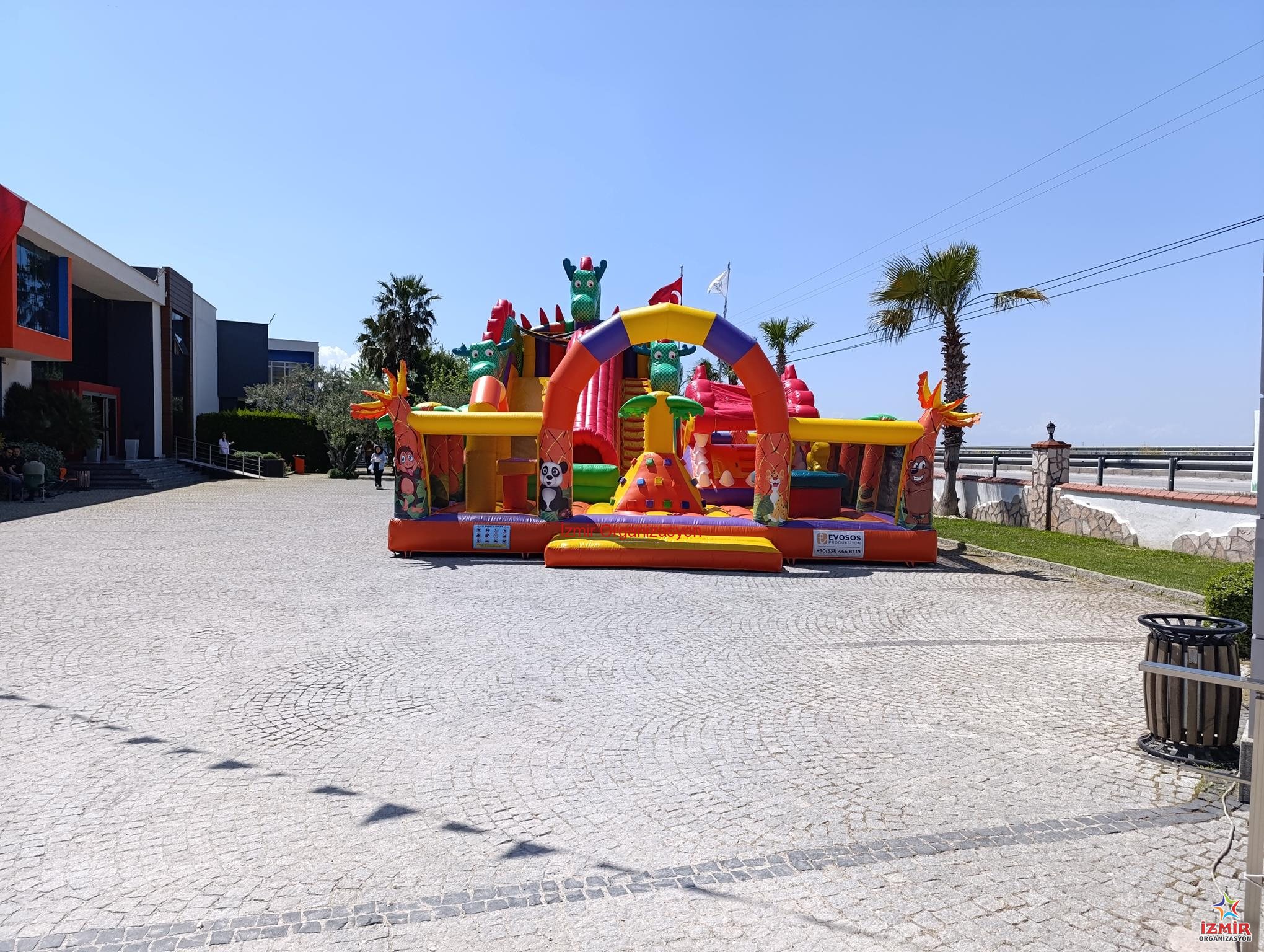 Şişme Dev Zıpzıp ve Kaydırak Kiralama - Dragon Kombo Zıpzıp sisme dev zipzip ve kaydirak kiralama dragon kombo zipzip 3 İzmir Organizasyon 9x14x7 metre ölçülerinde, 25 çocuk kapasiteli dev şişme zıpzıp ve kaydırak kiralama hizmetimizle büyük etkinliklere eğlence katın. İzmir Organizasyon güvencesiyle! Şişme Dev Zıpzıp ve Kaydırak Kiralama - Dragon Kombo Zıpzıp - Görsel 4