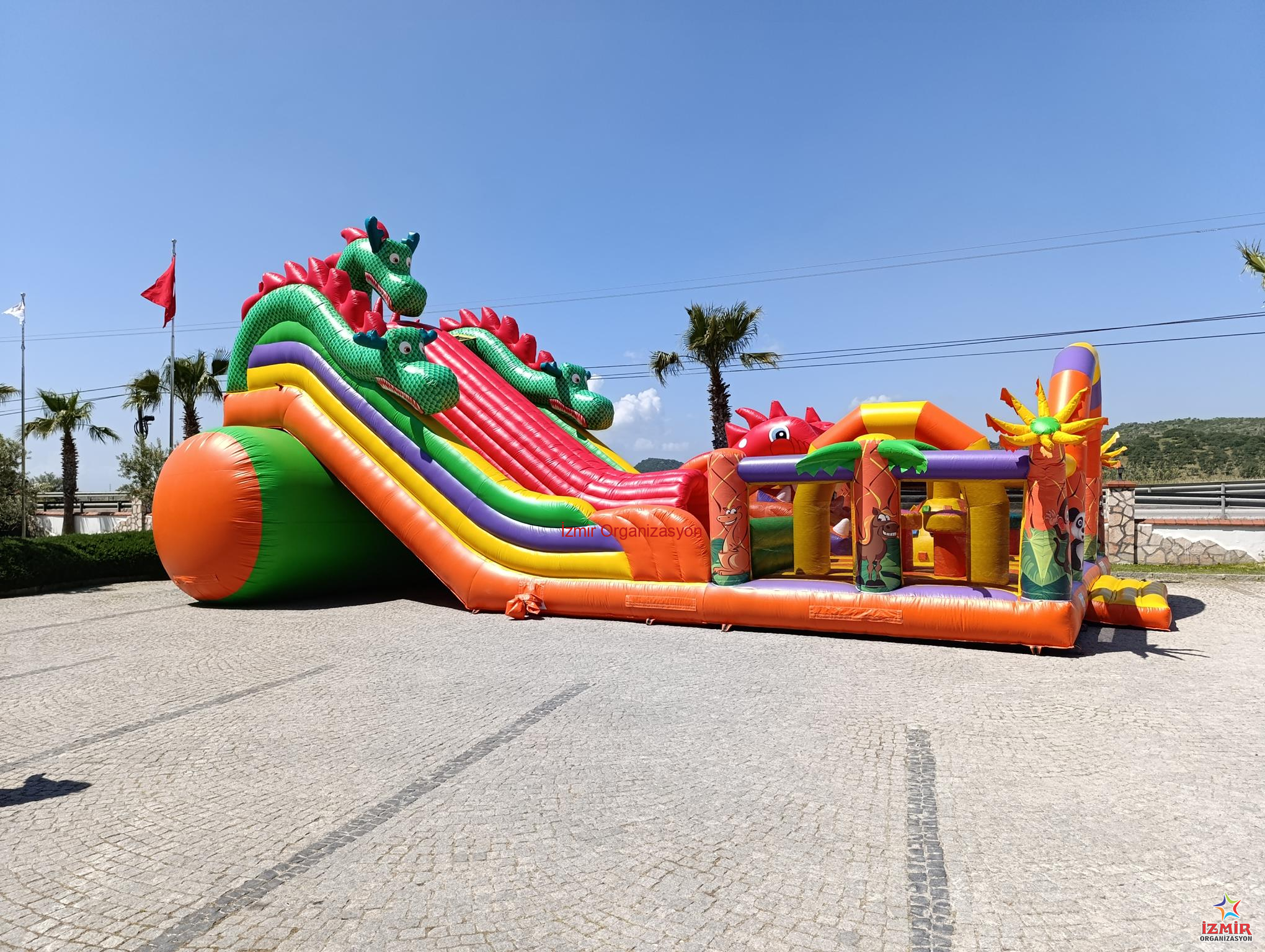 Şişme Dev Zıpzıp ve Kaydırak Kiralama - Dragon Kombo Zıpzıp sisme dev zipzip ve kaydirak kiralama dragon kombo zipzip 4 İzmir Organizasyon 9x14x7 metre ölçülerinde, 25 çocuk kapasiteli dev şişme zıpzıp ve kaydırak kiralama hizmetimizle büyük etkinliklere eğlence katın. İzmir Organizasyon güvencesiyle! Şişme Dev Zıpzıp ve Kaydırak Kiralama - Dragon Kombo Zıpzıp - Görsel 2