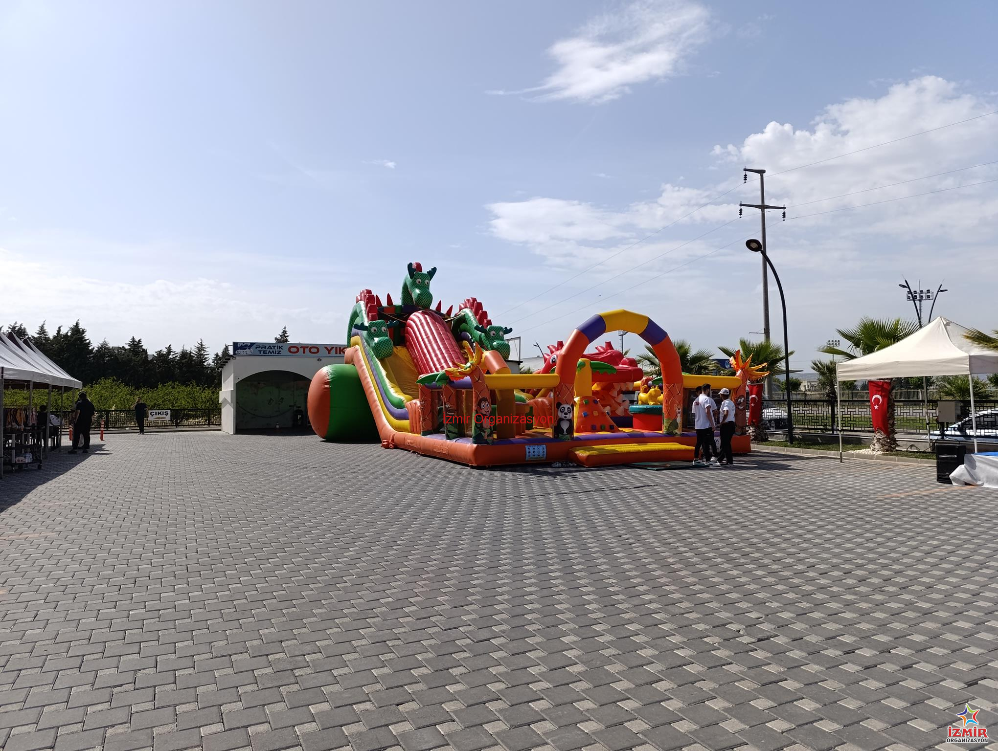 Şişme Dev Zıpzıp ve Kaydırak Kiralama - Dragon Kombo Zıpzıp sisme dev zipzip ve kaydirak kiralama dragon kombo zipzip 5 İzmir Organizasyon 9x14x7 metre ölçülerinde, 25 çocuk kapasiteli dev şişme zıpzıp ve kaydırak kiralama hizmetimizle büyük etkinliklere eğlence katın. İzmir Organizasyon güvencesiyle! Şişme Dev Zıpzıp ve Kaydırak Kiralama - Dragon Kombo Zıpzıp - Görsel 3