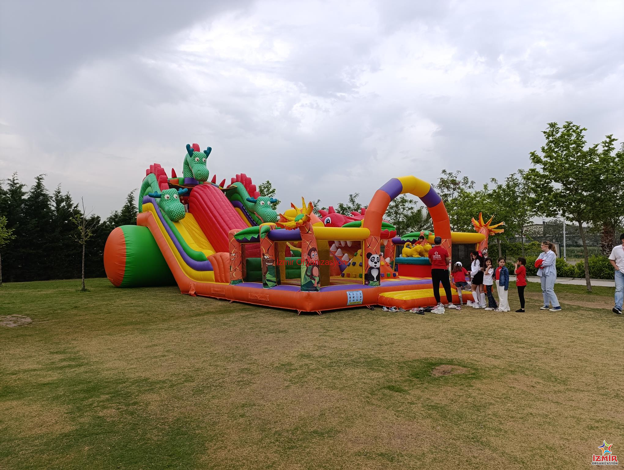 Şişme Dev Zıpzıp ve Kaydırak Kiralama - Dragon Kombo Zıpzıp sisme dev zipzip ve kaydirak kiralama dragon kombo zipzip İzmir Organizasyon 9x14x7 metre ölçülerinde, 25 çocuk kapasiteli dev şişme zıpzıp ve kaydırak kiralama hizmetimizle büyük etkinliklere eğlence katın. İzmir Organizasyon güvencesiyle! Şişme Dev Zıpzıp ve Kaydırak Kiralama - Dragon Kombo Zıpzıp