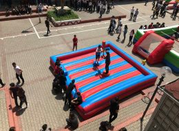 Gladyatör Şişme Oyuncak Kiralama sisme gladyator 1 İzmir Organizasyon Şişme gladyatör oyunu organizasyonlarınızda yetişkin misafirleriniz için tasarlanmış şişme oyuncak hizmetlerimizdendir. Platform üzerine yerleştirilen iki adet yüksek bölmeler bulunur. Bu bölmeler üzerinde elde tutulan sünger sopa aparatlar ile oynanır. Bu oyunun amacı elde tutulan sünger sopa aparatlar ile karşıdaki kişiyi düşürmeye çalışmaktır. İlk düşen oyunu kaybeder. Şişme gladyatör oyununda ikili mücadele edilebileceği gibi ikişerli takım halinde de mücadele edilebilir. Organizasyonlarınız da şişme gladyatör oyunu ile eğlenceli anlar yaşamak isterseniz İzmir Organizasyon firmamıza ulaşmalısınız. Yetişkin davetlileriniz keyifli anlar yaşarken minik misafirlerinize de bu eğlenceli anları yaşatmak isterseniz şişme çocuk oyuncakları sayfamızı ziyaret edebilir ve organizasyonlarınız da onlar için de oyun parkurlarına yer verebilirsiniz. Şişme oyuncaklarımız, İzmir Organizasyon güvencesi ve kalitesi ile özel malzemeden üretilmiştir. Kurulumu oldukça kolay ve güvenilirdir. Organizasyon ve etkinliklerinize keyif katacak aktivitelerden biri de şişme gladyatör oyunudur. İzmir Organizasyon müşteri hizmetlerine ulaşarak ya da sismeoyuncak.com adresimizi inceleyerek oyun parkurumuz hakkında detaylı bilgi alabilirsiniz. Gladyatör Oyununda Rekabet Anları