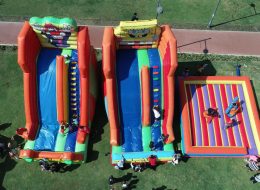 Gladyatör Şişme Oyuncak Kiralama sisme gladyator 1 İzmir Organizasyon Şişme gladyatör oyunu organizasyonlarınızda yetişkin misafirleriniz için tasarlanmış şişme oyuncak hizmetlerimizdendir. Platform üzerine yerleştirilen iki adet yüksek bölmeler bulunur. Bu bölmeler üzerinde elde tutulan sünger sopa aparatlar ile oynanır. Bu oyunun amacı elde tutulan sünger sopa aparatlar ile karşıdaki kişiyi düşürmeye çalışmaktır. İlk düşen oyunu kaybeder. Şişme gladyatör oyununda ikili mücadele edilebileceği gibi ikişerli takım halinde de mücadele edilebilir. Organizasyonlarınız da şişme gladyatör oyunu ile eğlenceli anlar yaşamak isterseniz İzmir Organizasyon firmamıza ulaşmalısınız. Yetişkin davetlileriniz keyifli anlar yaşarken minik misafirlerinize de bu eğlenceli anları yaşatmak isterseniz şişme çocuk oyuncakları sayfamızı ziyaret edebilir ve organizasyonlarınız da onlar için de oyun parkurlarına yer verebilirsiniz. Şişme oyuncaklarımız, İzmir Organizasyon güvencesi ve kalitesi ile özel malzemeden üretilmiştir. Kurulumu oldukça kolay ve güvenilirdir. Organizasyon ve etkinliklerinize keyif katacak aktivitelerden biri de şişme gladyatör oyunudur. İzmir Organizasyon müşteri hizmetlerine ulaşarak ya da sismeoyuncak.com adresimizi inceleyerek oyun parkurumuz hakkında detaylı bilgi alabilirsiniz. Drone Kamera Çekimi ve Şişme Gladyatör Kiralama İzmir