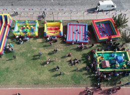 Gladyatör Şişme Oyuncak Kiralama sisme gladyator 2 İzmir Organizasyon Şişme gladyatör oyunu organizasyonlarınızda yetişkin misafirleriniz için tasarlanmış şişme oyuncak hizmetlerimizdendir. Platform üzerine yerleştirilen iki adet yüksek bölmeler bulunur. Bu bölmeler üzerinde elde tutulan sünger sopa aparatlar ile oynanır. Bu oyunun amacı elde tutulan sünger sopa aparatlar ile karşıdaki kişiyi düşürmeye çalışmaktır. İlk düşen oyunu kaybeder. Şişme gladyatör oyununda ikili mücadele edilebileceği gibi ikişerli takım halinde de mücadele edilebilir. Organizasyonlarınız da şişme gladyatör oyunu ile eğlenceli anlar yaşamak isterseniz İzmir Organizasyon firmamıza ulaşmalısınız. Yetişkin davetlileriniz keyifli anlar yaşarken minik misafirlerinize de bu eğlenceli anları yaşatmak isterseniz şişme çocuk oyuncakları sayfamızı ziyaret edebilir ve organizasyonlarınız da onlar için de oyun parkurlarına yer verebilirsiniz. Şişme oyuncaklarımız, İzmir Organizasyon güvencesi ve kalitesi ile özel malzemeden üretilmiştir. Kurulumu oldukça kolay ve güvenilirdir. Organizasyon ve etkinliklerinize keyif katacak aktivitelerden biri de şişme gladyatör oyunudur. İzmir Organizasyon müşteri hizmetlerine ulaşarak ya da sismeoyuncak.com adresimizi inceleyerek oyun parkurumuz hakkında detaylı bilgi alabilirsiniz. Festival Organizasyonu Şişme Oyuncak Kiralama İzmir