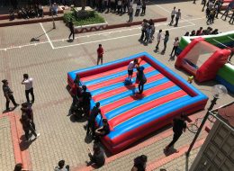 Gladyatör Şişme Oyuncak Kiralama sisme gladyator İzmir Organizasyon Şişme gladyatör oyunu organizasyonlarınızda yetişkin misafirleriniz için tasarlanmış şişme oyuncak hizmetlerimizdendir. Platform üzerine yerleştirilen iki adet yüksek bölmeler bulunur. Bu bölmeler üzerinde elde tutulan sünger sopa aparatlar ile oynanır. Bu oyunun amacı elde tutulan sünger sopa aparatlar ile karşıdaki kişiyi düşürmeye çalışmaktır. İlk düşen oyunu kaybeder. Şişme gladyatör oyununda ikili mücadele edilebileceği gibi ikişerli takım halinde de mücadele edilebilir. Organizasyonlarınız da şişme gladyatör oyunu ile eğlenceli anlar yaşamak isterseniz İzmir Organizasyon firmamıza ulaşmalısınız. Yetişkin davetlileriniz keyifli anlar yaşarken minik misafirlerinize de bu eğlenceli anları yaşatmak isterseniz şişme çocuk oyuncakları sayfamızı ziyaret edebilir ve organizasyonlarınız da onlar için de oyun parkurlarına yer verebilirsiniz. Şişme oyuncaklarımız, İzmir Organizasyon güvencesi ve kalitesi ile özel malzemeden üretilmiştir. Kurulumu oldukça kolay ve güvenilirdir. Organizasyon ve etkinliklerinize keyif katacak aktivitelerden biri de şişme gladyatör oyunudur. İzmir Organizasyon müşteri hizmetlerine ulaşarak ya da sismeoyuncak.com adresimizi inceleyerek oyun parkurumuz hakkında detaylı bilgi alabilirsiniz. Şenlik Organizasyonu Gladyatör Oyun Parkuru Kiralama İzmir