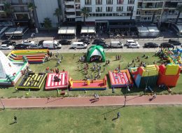 Gladyatör Şişme Oyuncak Kiralama sisme gladyator İzmir Organizasyon Şişme gladyatör oyunu organizasyonlarınızda yetişkin misafirleriniz için tasarlanmış şişme oyuncak hizmetlerimizdendir. Platform üzerine yerleştirilen iki adet yüksek bölmeler bulunur. Bu bölmeler üzerinde elde tutulan sünger sopa aparatlar ile oynanır. Bu oyunun amacı elde tutulan sünger sopa aparatlar ile karşıdaki kişiyi düşürmeye çalışmaktır. İlk düşen oyunu kaybeder. Şişme gladyatör oyununda ikili mücadele edilebileceği gibi ikişerli takım halinde de mücadele edilebilir. Organizasyonlarınız da şişme gladyatör oyunu ile eğlenceli anlar yaşamak isterseniz İzmir Organizasyon firmamıza ulaşmalısınız. Yetişkin davetlileriniz keyifli anlar yaşarken minik misafirlerinize de bu eğlenceli anları yaşatmak isterseniz şişme çocuk oyuncakları sayfamızı ziyaret edebilir ve organizasyonlarınız da onlar için de oyun parkurlarına yer verebilirsiniz. Şişme oyuncaklarımız, İzmir Organizasyon güvencesi ve kalitesi ile özel malzemeden üretilmiştir. Kurulumu oldukça kolay ve güvenilirdir. Organizasyon ve etkinliklerinize keyif katacak aktivitelerden biri de şişme gladyatör oyunudur. İzmir Organizasyon müşteri hizmetlerine ulaşarak ya da sismeoyuncak.com adresimizi inceleyerek oyun parkurumuz hakkında detaylı bilgi alabilirsiniz. Şişme Oyuncak Kiralama İzmir