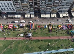 Gladyatör Şişme Oyuncak Kiralama sisme gladyator 3 İzmir Organizasyon Şişme gladyatör oyunu organizasyonlarınızda yetişkin misafirleriniz için tasarlanmış şişme oyuncak hizmetlerimizdendir. Platform üzerine yerleştirilen iki adet yüksek bölmeler bulunur. Bu bölmeler üzerinde elde tutulan sünger sopa aparatlar ile oynanır. Bu oyunun amacı elde tutulan sünger sopa aparatlar ile karşıdaki kişiyi düşürmeye çalışmaktır. İlk düşen oyunu kaybeder. Şişme gladyatör oyununda ikili mücadele edilebileceği gibi ikişerli takım halinde de mücadele edilebilir. Organizasyonlarınız da şişme gladyatör oyunu ile eğlenceli anlar yaşamak isterseniz İzmir Organizasyon firmamıza ulaşmalısınız. Yetişkin davetlileriniz keyifli anlar yaşarken minik misafirlerinize de bu eğlenceli anları yaşatmak isterseniz şişme çocuk oyuncakları sayfamızı ziyaret edebilir ve organizasyonlarınız da onlar için de oyun parkurlarına yer verebilirsiniz. Şişme oyuncaklarımız, İzmir Organizasyon güvencesi ve kalitesi ile özel malzemeden üretilmiştir. Kurulumu oldukça kolay ve güvenilirdir. Organizasyon ve etkinliklerinize keyif katacak aktivitelerden biri de şişme gladyatör oyunudur. İzmir Organizasyon müşteri hizmetlerine ulaşarak ya da sismeoyuncak.com adresimizi inceleyerek oyun parkurumuz hakkında detaylı bilgi alabilirsiniz. Profesyonel Fotoğraf Çekimi ve Şişme Oyuncak Kiralama İzmir