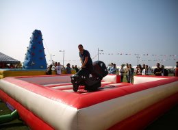 Şişme Rodeo Kiralama sisme rodeo kiralama 10 İzmir Organizasyon Şişme rodeo kiralama, özel eksen mekanizmalı platform üzerinde bulunan boğa figürlü bir oyundur. Uzaktan kumandalı bir mekanizmayla boğa kontrol edilir. Sağa sola, öne ve arkaya olmak üzere 4 hareket mevcuttur. Oyunun amacı, boğanın üzerinde en uzun süre düşmeden kalabilmektir. En uzun süre sağlam bir şekilde boğa üzerinde durmayı başarabilen oyuncu, oyunu kazanır. Rodeo oyunu, maksimum güvenlikli bir sistemle üretilmiştir. Oyun mekanizmasının etrafı şişme parkurla çevrilidir. Bu sayede oyuncuların güvenliği göz önüne alınmış olur, yumuşak bir zemine düşmeleri sağlanır. Rodeo oyununu, doğum günü partileri, okul ve belediye şenlikleri, piknik organizasyonları gibi eğlenceli aktivitelerde kullanabilirsiniz. Konuklarınıza ve davetlilerinize eğlenceli ve keyifli dakikalar yaşatabilirsiniz. İzmir Organizasyon istediğiniz günde ve saatte şişme oyuncak kiralama hizmeti vermektedir. Ofisimizin hemen yanında bulunan depomuzda şişme oyuncaklar temin edilmekte ve belirlediğiniz günde alana ulaştırılarak kurulumu tamamlanmaktadır. Şişme rodeo kiralama ve şişme oyun parkurları hizmetimiz ile ilgili detaylı bilgi almak için sismeoyuncak.com adresimizi ziyaret edebilirsiniz. Rodeo Kiralama İzmir