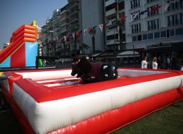 Şişme Rodeo Kiralama sisme rodeo kiralama 13 İzmir Organizasyon Şişme rodeo kiralama, özel eksen mekanizmalı platform üzerinde bulunan boğa figürlü bir oyundur. Uzaktan kumandalı bir mekanizmayla boğa kontrol edilir. Sağa sola, öne ve arkaya olmak üzere 4 hareket mevcuttur. Oyunun amacı, boğanın üzerinde en uzun süre düşmeden kalabilmektir. En uzun süre sağlam bir şekilde boğa üzerinde durmayı başarabilen oyuncu, oyunu kazanır. Rodeo oyunu, maksimum güvenlikli bir sistemle üretilmiştir. Oyun mekanizmasının etrafı şişme parkurla çevrilidir. Bu sayede oyuncuların güvenliği göz önüne alınmış olur, yumuşak bir zemine düşmeleri sağlanır. Rodeo oyununu, doğum günü partileri, okul ve belediye şenlikleri, piknik organizasyonları gibi eğlenceli aktivitelerde kullanabilirsiniz. Konuklarınıza ve davetlilerinize eğlenceli ve keyifli dakikalar yaşatabilirsiniz. İzmir Organizasyon istediğiniz günde ve saatte şişme oyuncak kiralama hizmeti vermektedir. Ofisimizin hemen yanında bulunan depomuzda şişme oyuncaklar temin edilmekte ve belirlediğiniz günde alana ulaştırılarak kurulumu tamamlanmaktadır. Şişme rodeo kiralama ve şişme oyun parkurları hizmetimiz ile ilgili detaylı bilgi almak için sismeoyuncak.com adresimizi ziyaret edebilirsiniz. Şişme Oyun Parkurları Kiralama İzmir