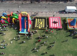 Şişme Rodeo Kiralama sisme rodeo kiralama 14 İzmir Organizasyon Şişme rodeo kiralama, özel eksen mekanizmalı platform üzerinde bulunan boğa figürlü bir oyundur. Uzaktan kumandalı bir mekanizmayla boğa kontrol edilir. Sağa sola, öne ve arkaya olmak üzere 4 hareket mevcuttur. Oyunun amacı, boğanın üzerinde en uzun süre düşmeden kalabilmektir. En uzun süre sağlam bir şekilde boğa üzerinde durmayı başarabilen oyuncu, oyunu kazanır. Rodeo oyunu, maksimum güvenlikli bir sistemle üretilmiştir. Oyun mekanizmasının etrafı şişme parkurla çevrilidir. Bu sayede oyuncuların güvenliği göz önüne alınmış olur, yumuşak bir zemine düşmeleri sağlanır. Rodeo oyununu, doğum günü partileri, okul ve belediye şenlikleri, piknik organizasyonları gibi eğlenceli aktivitelerde kullanabilirsiniz. Konuklarınıza ve davetlilerinize eğlenceli ve keyifli dakikalar yaşatabilirsiniz. İzmir Organizasyon istediğiniz günde ve saatte şişme oyuncak kiralama hizmeti vermektedir. Ofisimizin hemen yanında bulunan depomuzda şişme oyuncaklar temin edilmekte ve belirlediğiniz günde alana ulaştırılarak kurulumu tamamlanmaktadır. Şişme rodeo kiralama ve şişme oyun parkurları hizmetimiz ile ilgili detaylı bilgi almak için sismeoyuncak.com adresimizi ziyaret edebilirsiniz. Profesyonel Kamera ve Video Çekimi Rodeo Kiralama İzmir