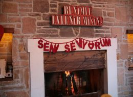 Şömine Başında Evlenme Teklifi Organizasyonu Paketi somine basinda evlenme teklifi organizasyonu paketi 1 İzmir Organizasyon Şömine başında evlenme teklifi organizasyonu ile sizler için kış mevsiminin en romantik ve sıcacık evlenme teklifi organizasyonu paketini oluşturduk. Sevdiğinizle baş başa, şömine başında, fonda en sevdiğiniz o romantik şarkı ve şöminedeki çıtırtı sesi eşliğinde şarabınızı yudumlayabilir ayrıca romantik bir akşam yemeği yiyebilirsiniz. Üstelik İzmir Organizasyon olarak, şömine başında evlenme teklifi organizasyonu için 2 seçenek sunuyoruz sizlere. Şömine başında evlilik teklifi organizasyonu için ilk teklifimiz şömine başında romantik bir akşam yemeği. Sevdiğiniz kadını bir bahane ile belirlediğimiz konuma getirebilir, romantik bir akşam yemeği sırasından ona sürpriz yapabilirsiniz. Bir diğer seçeneğimiz ise şömineli bir evde yeşillikler içinde akşam yemeği ve konaklama dahil birçok şey. Sevdiğiniz kadına dışarıda yemek yemek istediğinizi söyleyerek onu belirlediğimiz noktaya getirebilirsiniz. Bu sırada İzmir Organizasyon firmamızın profesyonel çalışanları sizin için tüm hazırlıkları tamamlamış alanda gelmenizi bekliyor olacak. Sizlere ise bu güzel anın tadını çıkarmak ve romantik bir akşam geçirmek kalıyor. Şömine Başında Evlenme Teklifi Organizasyonu Paketi somine basinda evlenme teklifi organizasyonu paketi 1 İzmir Organizasyon