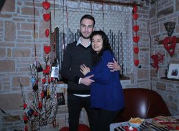 Şömine Başında Evlenme Teklifi Organizasyonu Paketi somine basinda evlenme teklifi organizasyonu paketi 10 İzmir Organizasyon Şömine başında evlenme teklifi organizasyonu ile sizler için kış mevsiminin en romantik ve sıcacık evlenme teklifi organizasyonu paketini oluşturduk. Sevdiğinizle baş başa, şömine başında, fonda en sevdiğiniz o romantik şarkı ve şöminedeki çıtırtı sesi eşliğinde şarabınızı yudumlayabilir ayrıca romantik bir akşam yemeği yiyebilirsiniz. Üstelik İzmir Organizasyon olarak, şömine başında evlenme teklifi organizasyonu için 2 seçenek sunuyoruz sizlere. Şömine başında evlilik teklifi organizasyonu için ilk teklifimiz şömine başında romantik bir akşam yemeği. Sevdiğiniz kadını bir bahane ile belirlediğimiz konuma getirebilir, romantik bir akşam yemeği sırasından ona sürpriz yapabilirsiniz. Bir diğer seçeneğimiz ise şömineli bir evde yeşillikler içinde akşam yemeği ve konaklama dahil birçok şey. Sevdiğiniz kadına dışarıda yemek yemek istediğinizi söyleyerek onu belirlediğimiz noktaya getirebilirsiniz. Bu sırada İzmir Organizasyon firmamızın profesyonel çalışanları sizin için tüm hazırlıkları tamamlamış alanda gelmenizi bekliyor olacak. Sizlere ise bu güzel anın tadını çıkarmak ve romantik bir akşam geçirmek kalıyor. Şömine Başında Evlenme Teklifi Organizasyonu Paketi somine basinda evlenme teklifi organizasyonu paketi 10 İzmir Organizasyon