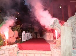 Şömine Başında Evlenme Teklifi Organizasyonu Paketi somine basinda evlenme teklifi organizasyonu paketi 12 İzmir Organizasyon Şömine başında evlenme teklifi organizasyonu ile sizler için kış mevsiminin en romantik ve sıcacık evlenme teklifi organizasyonu paketini oluşturduk. Sevdiğinizle baş başa, şömine başında, fonda en sevdiğiniz o romantik şarkı ve şöminedeki çıtırtı sesi eşliğinde şarabınızı yudumlayabilir ayrıca romantik bir akşam yemeği yiyebilirsiniz. Üstelik İzmir Organizasyon olarak, şömine başında evlenme teklifi organizasyonu için 2 seçenek sunuyoruz sizlere. Şömine başında evlilik teklifi organizasyonu için ilk teklifimiz şömine başında romantik bir akşam yemeği. Sevdiğiniz kadını bir bahane ile belirlediğimiz konuma getirebilir, romantik bir akşam yemeği sırasından ona sürpriz yapabilirsiniz. Bir diğer seçeneğimiz ise şömineli bir evde yeşillikler içinde akşam yemeği ve konaklama dahil birçok şey. Sevdiğiniz kadına dışarıda yemek yemek istediğinizi söyleyerek onu belirlediğimiz noktaya getirebilirsiniz. Bu sırada İzmir Organizasyon firmamızın profesyonel çalışanları sizin için tüm hazırlıkları tamamlamış alanda gelmenizi bekliyor olacak. Sizlere ise bu güzel anın tadını çıkarmak ve romantik bir akşam geçirmek kalıyor. Şömine Başında Evlenme Teklifi Organizasyonu Paketi somine basinda evlenme teklifi organizasyonu paketi 12 İzmir Organizasyon