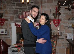 Şömine Başında Evlenme Teklifi Organizasyonu Paketi somine basinda evlenme teklifi organizasyonu paketi 13 İzmir Organizasyon Şömine başında evlenme teklifi organizasyonu ile sizler için kış mevsiminin en romantik ve sıcacık evlenme teklifi organizasyonu paketini oluşturduk. Sevdiğinizle baş başa, şömine başında, fonda en sevdiğiniz o romantik şarkı ve şöminedeki çıtırtı sesi eşliğinde şarabınızı yudumlayabilir ayrıca romantik bir akşam yemeği yiyebilirsiniz. Üstelik İzmir Organizasyon olarak, şömine başında evlenme teklifi organizasyonu için 2 seçenek sunuyoruz sizlere. Şömine başında evlilik teklifi organizasyonu için ilk teklifimiz şömine başında romantik bir akşam yemeği. Sevdiğiniz kadını bir bahane ile belirlediğimiz konuma getirebilir, romantik bir akşam yemeği sırasından ona sürpriz yapabilirsiniz. Bir diğer seçeneğimiz ise şömineli bir evde yeşillikler içinde akşam yemeği ve konaklama dahil birçok şey. Sevdiğiniz kadına dışarıda yemek yemek istediğinizi söyleyerek onu belirlediğimiz noktaya getirebilirsiniz. Bu sırada İzmir Organizasyon firmamızın profesyonel çalışanları sizin için tüm hazırlıkları tamamlamış alanda gelmenizi bekliyor olacak. Sizlere ise bu güzel anın tadını çıkarmak ve romantik bir akşam geçirmek kalıyor. Şömine Başında Evlenme Teklifi Organizasyonu Paketi somine basinda evlenme teklifi organizasyonu paketi 13 İzmir Organizasyon