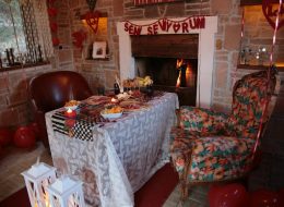 Şömine Başında Evlenme Teklifi Organizasyonu Paketi somine basinda evlenme teklifi organizasyonu paketi 14 İzmir Organizasyon Şömine başında evlenme teklifi organizasyonu ile sizler için kış mevsiminin en romantik ve sıcacık evlenme teklifi organizasyonu paketini oluşturduk. Sevdiğinizle baş başa, şömine başında, fonda en sevdiğiniz o romantik şarkı ve şöminedeki çıtırtı sesi eşliğinde şarabınızı yudumlayabilir ayrıca romantik bir akşam yemeği yiyebilirsiniz. Üstelik İzmir Organizasyon olarak, şömine başında evlenme teklifi organizasyonu için 2 seçenek sunuyoruz sizlere. Şömine başında evlilik teklifi organizasyonu için ilk teklifimiz şömine başında romantik bir akşam yemeği. Sevdiğiniz kadını bir bahane ile belirlediğimiz konuma getirebilir, romantik bir akşam yemeği sırasından ona sürpriz yapabilirsiniz. Bir diğer seçeneğimiz ise şömineli bir evde yeşillikler içinde akşam yemeği ve konaklama dahil birçok şey. Sevdiğiniz kadına dışarıda yemek yemek istediğinizi söyleyerek onu belirlediğimiz noktaya getirebilirsiniz. Bu sırada İzmir Organizasyon firmamızın profesyonel çalışanları sizin için tüm hazırlıkları tamamlamış alanda gelmenizi bekliyor olacak. Sizlere ise bu güzel anın tadını çıkarmak ve romantik bir akşam geçirmek kalıyor. Şömine Başında Evlenme Teklifi Organizasyonu Paketi somine basinda evlenme teklifi organizasyonu paketi 14 İzmir Organizasyon