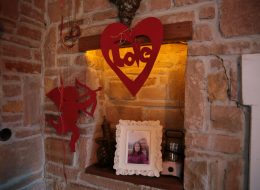 Şömine Başında Evlenme Teklifi Organizasyonu Paketi somine basinda evlenme teklifi organizasyonu paketi İzmir Organizasyon Şömine başında evlenme teklifi organizasyonu ile sizler için kış mevsiminin en romantik ve sıcacık evlenme teklifi organizasyonu paketini oluşturduk. Sevdiğinizle baş başa, şömine başında, fonda en sevdiğiniz o romantik şarkı ve şöminedeki çıtırtı sesi eşliğinde şarabınızı yudumlayabilir ayrıca romantik bir akşam yemeği yiyebilirsiniz. Üstelik İzmir Organizasyon olarak, şömine başında evlenme teklifi organizasyonu için 2 seçenek sunuyoruz sizlere. Şömine başında evlilik teklifi organizasyonu için ilk teklifimiz şömine başında romantik bir akşam yemeği. Sevdiğiniz kadını bir bahane ile belirlediğimiz konuma getirebilir, romantik bir akşam yemeği sırasından ona sürpriz yapabilirsiniz. Bir diğer seçeneğimiz ise şömineli bir evde yeşillikler içinde akşam yemeği ve konaklama dahil birçok şey. Sevdiğiniz kadına dışarıda yemek yemek istediğinizi söyleyerek onu belirlediğimiz noktaya getirebilirsiniz. Bu sırada İzmir Organizasyon firmamızın profesyonel çalışanları sizin için tüm hazırlıkları tamamlamış alanda gelmenizi bekliyor olacak. Sizlere ise bu güzel anın tadını çıkarmak ve romantik bir akşam geçirmek kalıyor. Şömine Başında Evlenme Teklifi Organizasyonu Paketi somine basinda evlenme teklifi organizasyonu paketi İzmir Organizasyon