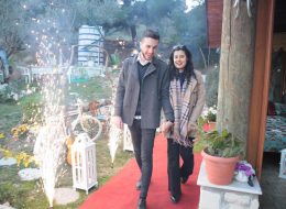 Şömine Başında Evlenme Teklifi Organizasyonu Paketi somine basinda evlenme teklifi organizasyonu paketi 4 İzmir Organizasyon Şömine başında evlenme teklifi organizasyonu ile sizler için kış mevsiminin en romantik ve sıcacık evlenme teklifi organizasyonu paketini oluşturduk. Sevdiğinizle baş başa, şömine başında, fonda en sevdiğiniz o romantik şarkı ve şöminedeki çıtırtı sesi eşliğinde şarabınızı yudumlayabilir ayrıca romantik bir akşam yemeği yiyebilirsiniz. Üstelik İzmir Organizasyon olarak, şömine başında evlenme teklifi organizasyonu için 2 seçenek sunuyoruz sizlere. Şömine başında evlilik teklifi organizasyonu için ilk teklifimiz şömine başında romantik bir akşam yemeği. Sevdiğiniz kadını bir bahane ile belirlediğimiz konuma getirebilir, romantik bir akşam yemeği sırasından ona sürpriz yapabilirsiniz. Bir diğer seçeneğimiz ise şömineli bir evde yeşillikler içinde akşam yemeği ve konaklama dahil birçok şey. Sevdiğiniz kadına dışarıda yemek yemek istediğinizi söyleyerek onu belirlediğimiz noktaya getirebilirsiniz. Bu sırada İzmir Organizasyon firmamızın profesyonel çalışanları sizin için tüm hazırlıkları tamamlamış alanda gelmenizi bekliyor olacak. Sizlere ise bu güzel anın tadını çıkarmak ve romantik bir akşam geçirmek kalıyor. Şömine Başında Evlenme Teklifi Organizasyonu Paketi somine basinda evlenme teklifi organizasyonu paketi 4 İzmir Organizasyon