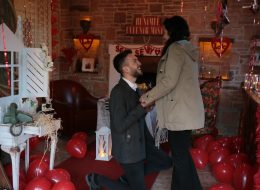 Şömine Başında Evlenme Teklifi Organizasyonu Paketi somine basinda evlenme teklifi organizasyonu paketi 5 İzmir Organizasyon Şömine başında evlenme teklifi organizasyonu ile sizler için kış mevsiminin en romantik ve sıcacık evlenme teklifi organizasyonu paketini oluşturduk. Sevdiğinizle baş başa, şömine başında, fonda en sevdiğiniz o romantik şarkı ve şöminedeki çıtırtı sesi eşliğinde şarabınızı yudumlayabilir ayrıca romantik bir akşam yemeği yiyebilirsiniz. Üstelik İzmir Organizasyon olarak, şömine başında evlenme teklifi organizasyonu için 2 seçenek sunuyoruz sizlere. Şömine başında evlilik teklifi organizasyonu için ilk teklifimiz şömine başında romantik bir akşam yemeği. Sevdiğiniz kadını bir bahane ile belirlediğimiz konuma getirebilir, romantik bir akşam yemeği sırasından ona sürpriz yapabilirsiniz. Bir diğer seçeneğimiz ise şömineli bir evde yeşillikler içinde akşam yemeği ve konaklama dahil birçok şey. Sevdiğiniz kadına dışarıda yemek yemek istediğinizi söyleyerek onu belirlediğimiz noktaya getirebilirsiniz. Bu sırada İzmir Organizasyon firmamızın profesyonel çalışanları sizin için tüm hazırlıkları tamamlamış alanda gelmenizi bekliyor olacak. Sizlere ise bu güzel anın tadını çıkarmak ve romantik bir akşam geçirmek kalıyor. Şömine Başında Evlenme Teklifi Organizasyonu Paketi somine basinda evlenme teklifi organizasyonu paketi 5 İzmir Organizasyon