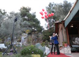 Şömine Başında Evlenme Teklifi Organizasyonu Paketi somine basinda evlenme teklifi organizasyonu paketi 8 İzmir Organizasyon Şömine başında evlenme teklifi organizasyonu ile sizler için kış mevsiminin en romantik ve sıcacık evlenme teklifi organizasyonu paketini oluşturduk. Sevdiğinizle baş başa, şömine başında, fonda en sevdiğiniz o romantik şarkı ve şöminedeki çıtırtı sesi eşliğinde şarabınızı yudumlayabilir ayrıca romantik bir akşam yemeği yiyebilirsiniz. Üstelik İzmir Organizasyon olarak, şömine başında evlenme teklifi organizasyonu için 2 seçenek sunuyoruz sizlere. Şömine başında evlilik teklifi organizasyonu için ilk teklifimiz şömine başında romantik bir akşam yemeği. Sevdiğiniz kadını bir bahane ile belirlediğimiz konuma getirebilir, romantik bir akşam yemeği sırasından ona sürpriz yapabilirsiniz. Bir diğer seçeneğimiz ise şömineli bir evde yeşillikler içinde akşam yemeği ve konaklama dahil birçok şey. Sevdiğiniz kadına dışarıda yemek yemek istediğinizi söyleyerek onu belirlediğimiz noktaya getirebilirsiniz. Bu sırada İzmir Organizasyon firmamızın profesyonel çalışanları sizin için tüm hazırlıkları tamamlamış alanda gelmenizi bekliyor olacak. Sizlere ise bu güzel anın tadını çıkarmak ve romantik bir akşam geçirmek kalıyor. Şömine Başında Evlenme Teklifi Organizasyonu Paketi somine basinda evlenme teklifi organizasyonu paketi 8 İzmir Organizasyon