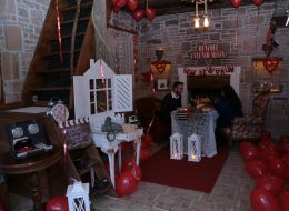 Şömine Başında Evlenme Teklifi Organizasyonu Paketi somine basinda evlenme teklifi organizasyonu paketi 9 İzmir Organizasyon Şömine başında evlenme teklifi organizasyonu ile sizler için kış mevsiminin en romantik ve sıcacık evlenme teklifi organizasyonu paketini oluşturduk. Sevdiğinizle baş başa, şömine başında, fonda en sevdiğiniz o romantik şarkı ve şöminedeki çıtırtı sesi eşliğinde şarabınızı yudumlayabilir ayrıca romantik bir akşam yemeği yiyebilirsiniz. Üstelik İzmir Organizasyon olarak, şömine başında evlenme teklifi organizasyonu için 2 seçenek sunuyoruz sizlere. Şömine başında evlilik teklifi organizasyonu için ilk teklifimiz şömine başında romantik bir akşam yemeği. Sevdiğiniz kadını bir bahane ile belirlediğimiz konuma getirebilir, romantik bir akşam yemeği sırasından ona sürpriz yapabilirsiniz. Bir diğer seçeneğimiz ise şömineli bir evde yeşillikler içinde akşam yemeği ve konaklama dahil birçok şey. Sevdiğiniz kadına dışarıda yemek yemek istediğinizi söyleyerek onu belirlediğimiz noktaya getirebilirsiniz. Bu sırada İzmir Organizasyon firmamızın profesyonel çalışanları sizin için tüm hazırlıkları tamamlamış alanda gelmenizi bekliyor olacak. Sizlere ise bu güzel anın tadını çıkarmak ve romantik bir akşam geçirmek kalıyor. Şömine Başında Evlenme Teklifi Organizasyonu Paketi somine basinda evlenme teklifi organizasyonu paketi 9 İzmir Organizasyon