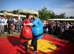 Sumo Güreşi sumo guresi oyunu 1 İzmir Organizasyon Sumo güreşi oyun parkuru kiralama hizmeti ile İzmir Organizasyon yanınızda. Bin beş yüz yıllı aşkın bir geçmişe sahip olan sumo güreşi oyununu sizlerin hizmetine sunuyoruz. İzmir Organizasyon bünyesinde bulunan Sumo güreşi oyunu birçok etkinlikte en çok tercih edilen oyunlardan biridir. Sumo güreşi özel kurumların yanında kamu sektöründeki açılış organizasyonlarında, piknik organizasyonlarında, doğum günü organizasyonlarında, üniversite şenliklerinde ve ramazan eğlenceleri gibi birbirinden farklı etkinliklerde oynanır. Özellikle yetişkinlerin büyük ilgi gösterdiği bu oyunda etkinlik boyunca hiç sıkılmayacaksınız. İki kişinin karşılıklı oynadığı, arenada yer alan zeminden dışarı çıkmayan kişi sumo güreşinin galibi olur. Oyunda bulunan hakem ile oyuncular kurallar doğrultusunda yönlendirilir. Yarışmacıların birbirini zeminin dışına çıkarmaya çalıştığı bu dakikalarda keyifli ve eğlenceli anlar yaşanır. İzmir Organizasyon talepleriniz doğrultusunda sumo güreşi oyunu ve şişme oyun parkurlarını organizasyonlarınız da sizlerle buluşturuyor. Yarışmacıların Sumo Güreşi Oyununda Birbirini Zemin Dışına Çıkarmak İçin Verdiği Mücadele