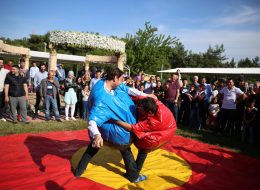 Sumo Güreşi sumo guresi oyunu 2 İzmir Organizasyon Sumo güreşi oyun parkuru kiralama hizmeti ile İzmir Organizasyon yanınızda. Bin beş yüz yıllı aşkın bir geçmişe sahip olan sumo güreşi oyununu sizlerin hizmetine sunuyoruz. İzmir Organizasyon bünyesinde bulunan Sumo güreşi oyunu birçok etkinlikte en çok tercih edilen oyunlardan biridir. Sumo güreşi özel kurumların yanında kamu sektöründeki açılış organizasyonlarında, piknik organizasyonlarında, doğum günü organizasyonlarında, üniversite şenliklerinde ve ramazan eğlenceleri gibi birbirinden farklı etkinliklerde oynanır. Özellikle yetişkinlerin büyük ilgi gösterdiği bu oyunda etkinlik boyunca hiç sıkılmayacaksınız. İki kişinin karşılıklı oynadığı, arenada yer alan zeminden dışarı çıkmayan kişi sumo güreşinin galibi olur. Oyunda bulunan hakem ile oyuncular kurallar doğrultusunda yönlendirilir. Yarışmacıların birbirini zeminin dışına çıkarmaya çalıştığı bu dakikalarda keyifli ve eğlenceli anlar yaşanır. İzmir Organizasyon talepleriniz doğrultusunda sumo güreşi oyunu ve şişme oyun parkurlarını organizasyonlarınız da sizlerle buluşturuyor. Sumo Güreşi Oyun Parkuru ve Kıyafetleri Kiralama İzmir