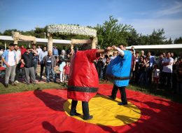 Sumo Güreşi sumo guresi oyunu İzmir Organizasyon Sumo güreşi oyun parkuru kiralama hizmeti ile İzmir Organizasyon yanınızda. Bin beş yüz yıllı aşkın bir geçmişe sahip olan sumo güreşi oyununu sizlerin hizmetine sunuyoruz. İzmir Organizasyon bünyesinde bulunan Sumo güreşi oyunu birçok etkinlikte en çok tercih edilen oyunlardan biridir. Sumo güreşi özel kurumların yanında kamu sektöründeki açılış organizasyonlarında, piknik organizasyonlarında, doğum günü organizasyonlarında, üniversite şenliklerinde ve ramazan eğlenceleri gibi birbirinden farklı etkinliklerde oynanır. Özellikle yetişkinlerin büyük ilgi gösterdiği bu oyunda etkinlik boyunca hiç sıkılmayacaksınız. İki kişinin karşılıklı oynadığı, arenada yer alan zeminden dışarı çıkmayan kişi sumo güreşinin galibi olur. Oyunda bulunan hakem ile oyuncular kurallar doğrultusunda yönlendirilir. Yarışmacıların birbirini zeminin dışına çıkarmaya çalıştığı bu dakikalarda keyifli ve eğlenceli anlar yaşanır. İzmir Organizasyon talepleriniz doğrultusunda sumo güreşi oyunu ve şişme oyun parkurlarını organizasyonlarınız da sizlerle buluşturuyor. Piknik Organizasyonu Sumo Güreşi Oyunu ve Dans Anı