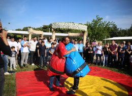 Sumo Güreşi sumo guresi oyunu 3 İzmir Organizasyon Sumo güreşi oyun parkuru kiralama hizmeti ile İzmir Organizasyon yanınızda. Bin beş yüz yıllı aşkın bir geçmişe sahip olan sumo güreşi oyununu sizlerin hizmetine sunuyoruz. İzmir Organizasyon bünyesinde bulunan Sumo güreşi oyunu birçok etkinlikte en çok tercih edilen oyunlardan biridir. Sumo güreşi özel kurumların yanında kamu sektöründeki açılış organizasyonlarında, piknik organizasyonlarında, doğum günü organizasyonlarında, üniversite şenliklerinde ve ramazan eğlenceleri gibi birbirinden farklı etkinliklerde oynanır. Özellikle yetişkinlerin büyük ilgi gösterdiği bu oyunda etkinlik boyunca hiç sıkılmayacaksınız. İki kişinin karşılıklı oynadığı, arenada yer alan zeminden dışarı çıkmayan kişi sumo güreşinin galibi olur. Oyunda bulunan hakem ile oyuncular kurallar doğrultusunda yönlendirilir. Yarışmacıların birbirini zeminin dışına çıkarmaya çalıştığı bu dakikalarda keyifli ve eğlenceli anlar yaşanır. İzmir Organizasyon talepleriniz doğrultusunda sumo güreşi oyunu ve şişme oyun parkurlarını organizasyonlarınız da sizlerle buluşturuyor. Aile Günü Etkinlikleri ve Sumo Güreşi Oyunu Kiralama