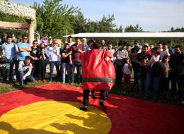 Sumo Güreşi sumo guresi oyunu 6 İzmir Organizasyon Sumo güreşi oyun parkuru kiralama hizmeti ile İzmir Organizasyon yanınızda. Bin beş yüz yıllı aşkın bir geçmişe sahip olan sumo güreşi oyununu sizlerin hizmetine sunuyoruz. İzmir Organizasyon bünyesinde bulunan Sumo güreşi oyunu birçok etkinlikte en çok tercih edilen oyunlardan biridir. Sumo güreşi özel kurumların yanında kamu sektöründeki açılış organizasyonlarında, piknik organizasyonlarında, doğum günü organizasyonlarında, üniversite şenliklerinde ve ramazan eğlenceleri gibi birbirinden farklı etkinliklerde oynanır. Özellikle yetişkinlerin büyük ilgi gösterdiği bu oyunda etkinlik boyunca hiç sıkılmayacaksınız. İki kişinin karşılıklı oynadığı, arenada yer alan zeminden dışarı çıkmayan kişi sumo güreşinin galibi olur. Oyunda bulunan hakem ile oyuncular kurallar doğrultusunda yönlendirilir. Yarışmacıların birbirini zeminin dışına çıkarmaya çalıştığı bu dakikalarda keyifli ve eğlenceli anlar yaşanır. İzmir Organizasyon talepleriniz doğrultusunda sumo güreşi oyunu ve şişme oyun parkurlarını organizasyonlarınız da sizlerle buluşturuyor. Şişme Oyuncak Kiralama İzmir