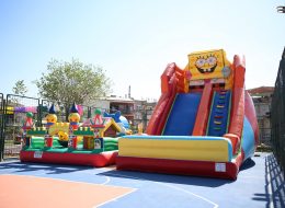 Sünger Bob Kaydırak sunger bob kaydirak 1 İzmir Organizasyon Sünger bob kaydırak ve diğer tüm şişme oyun parkurlarımız ile organizasyonlarınızı eğlenceli ve farklı kılabilirsiniz. Organizasyonları eğlenceli hale getiren ve keyif alınmasını sağlayan şişme oyuncaklar İzmir Organizasyon tarafından temin edilmekte ve profesyonel personelleri tarafından kurulumu sağlanmaktadır. Şişme oyuncaklardan biri olan ve çocukların severek oynadığı Sünger Bob şişme kaydırak; açılış organizasyonu, festival ve şenlik organizasyonu, piknik organizasyonu, sünnet organizasyonu, doğum günü organizasyonu gibi organizasyonlarda kullanılır. İzmir Organizasyon bünyesinde bulunan Sünger Bob Kaydırak, özel kurumların yanında kamusal sektördeki açılış organizasyonlarında ve ramazan eğlenceleri gibi birbirinden farklı etkinliklerde tercih edilmektedir. Sünger Bob kaydırağımız 5 ile 15 yaş grubu çocuklar için uygundur. Çocuklar tarafından çok sevilen çizgi film karakteri Sünger Bob figürünün yer aldığı kaydırak ile organizasyonlarınızı daha eğlenceli hale getirebilirsiniz. Sünger Bob kaydırağımız ve organizasyonlarınız da yer verebileceğiniz tüm şişme oyuncaklar ile ilgili bilgi almak için İzmir Organizasyon müşteri hizmetlerine ulaşabilir ya da sismeoyuncak.com adresimizi inceleyebilirsiniz. Sünger Bob Kaydırak Kiralama ve Organizasyonda Eğlenceli Dakikalar