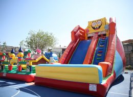 Sünger Bob Kaydırak sunger bob kaydirak 2 İzmir Organizasyon Sünger bob kaydırak ve diğer tüm şişme oyun parkurlarımız ile organizasyonlarınızı eğlenceli ve farklı kılabilirsiniz. Organizasyonları eğlenceli hale getiren ve keyif alınmasını sağlayan şişme oyuncaklar İzmir Organizasyon tarafından temin edilmekte ve profesyonel personelleri tarafından kurulumu sağlanmaktadır. Şişme oyuncaklardan biri olan ve çocukların severek oynadığı Sünger Bob şişme kaydırak; açılış organizasyonu, festival ve şenlik organizasyonu, piknik organizasyonu, sünnet organizasyonu, doğum günü organizasyonu gibi organizasyonlarda kullanılır. İzmir Organizasyon bünyesinde bulunan Sünger Bob Kaydırak, özel kurumların yanında kamusal sektördeki açılış organizasyonlarında ve ramazan eğlenceleri gibi birbirinden farklı etkinliklerde tercih edilmektedir. Sünger Bob kaydırağımız 5 ile 15 yaş grubu çocuklar için uygundur. Çocuklar tarafından çok sevilen çizgi film karakteri Sünger Bob figürünün yer aldığı kaydırak ile organizasyonlarınızı daha eğlenceli hale getirebilirsiniz. Sünger Bob kaydırağımız ve organizasyonlarınız da yer verebileceğiniz tüm şişme oyuncaklar ile ilgili bilgi almak için İzmir Organizasyon müşteri hizmetlerine ulaşabilir ya da sismeoyuncak.com adresimizi inceleyebilirsiniz. Kaydırak Kiralama İzmir Organizasyon