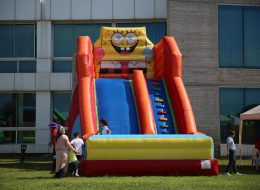 Sünger Bob Kaydırak sunger bob kaydirak 8 İzmir Organizasyon Sünger bob kaydırak ve diğer tüm şişme oyun parkurlarımız ile organizasyonlarınızı eğlenceli ve farklı kılabilirsiniz. Organizasyonları eğlenceli hale getiren ve keyif alınmasını sağlayan şişme oyuncaklar İzmir Organizasyon tarafından temin edilmekte ve profesyonel personelleri tarafından kurulumu sağlanmaktadır. Şişme oyuncaklardan biri olan ve çocukların severek oynadığı Sünger Bob şişme kaydırak; açılış organizasyonu, festival ve şenlik organizasyonu, piknik organizasyonu, sünnet organizasyonu, doğum günü organizasyonu gibi organizasyonlarda kullanılır. İzmir Organizasyon bünyesinde bulunan Sünger Bob Kaydırak, özel kurumların yanında kamusal sektördeki açılış organizasyonlarında ve ramazan eğlenceleri gibi birbirinden farklı etkinliklerde tercih edilmektedir. Sünger Bob kaydırağımız 5 ile 15 yaş grubu çocuklar için uygundur. Çocuklar tarafından çok sevilen çizgi film karakteri Sünger Bob figürünün yer aldığı kaydırak ile organizasyonlarınızı daha eğlenceli hale getirebilirsiniz. Sünger Bob kaydırağımız ve organizasyonlarınız da yer verebileceğiniz tüm şişme oyuncaklar ile ilgili bilgi almak için İzmir Organizasyon müşteri hizmetlerine ulaşabilir ya da sismeoyuncak.com adresimizi inceleyebilirsiniz. Aile Günü Etkinliği Kaydırak Kiralama İzmir Organizasyon