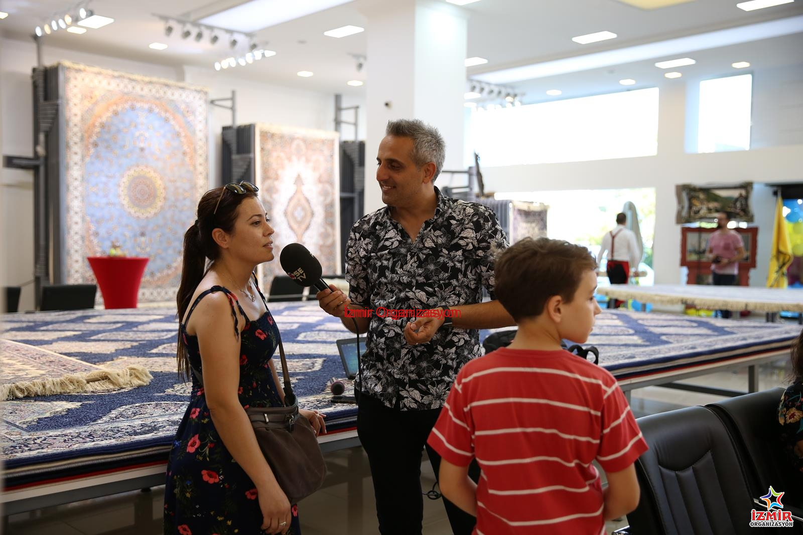 MC ve Sunucu Showman Temini sunucu temini 6 İzmir Organizasyon Etkinliğinizin akışını şansa bırakmayın! Açılış, festival, konser, düğün ve kurumsal organizasyonlarınızda; kusursuz diksiyonu, yüksek sahne enerjisi ve etkileyici hitabetiyle kitleleri yöneten profesyonel MC ve Sunucu hizmeti. Organizasyon içeriğine ve çalışacak olan kişiye göre fiyatlar değişiklik gösterecektir. İster resmi bir protokol sunumu, ister eğlence dolu bir Showman performansı... İzmir Organizasyon bünyesindeki deneyimli moderatörlerle etkinliğinizin sesini duyurun. Mc Show İzmir