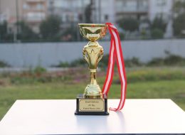 Survivor Benzeri Temalı Doğum Günü Organizasyonu survivor benzeri temali dogum gunu organizasyonu 2 İzmir Organizasyon Survivor benzeri temalı doğum günü organizasyonumuz bu kez Tarık Vehbi Sancak'ın 10. yaş günü partisi için Folkart'ta gerçekleştirildi. Doğum günü çocuğu Tarık'ın ailesi güzel bir doğum günü planlama isteği ile bizlere ulaştılar. Yaşadıkları sitenin bahçesinin doğum günü organizasyonu için uygun olduğunu bildirdiler. Bizler de bunun üzerine, kendilerine survivor temalı doğum günü organizasyonumuzu önerdik. Organizasyonun ayrıntılarından bahsettik. Daha önce gerçekleştirdiğimiz survivor temalı doğum günü organizasyonlarımızdan birkaç video izlettik. Örnek videolarımız doğum günü çocuğunun ailesi tarafından çok beğenildi. Bizler de organizasyon ayrıntılarını planlamaya başladık. Doğum Günü Organizasyonu Kupaları