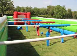 Survivor Benzeri Temalı Doğum Günü Organizasyonu survivor benzeri temali dogum gunu organizasyonu 4 İzmir Organizasyon Survivor benzeri temalı doğum günü organizasyonumuz bu kez Tarık Vehbi Sancak'ın 10. yaş günü partisi için Folkart'ta gerçekleştirildi. Doğum günü çocuğu Tarık'ın ailesi güzel bir doğum günü planlama isteği ile bizlere ulaştılar. Yaşadıkları sitenin bahçesinin doğum günü organizasyonu için uygun olduğunu bildirdiler. Bizler de bunun üzerine, kendilerine survivor temalı doğum günü organizasyonumuzu önerdik. Organizasyonun ayrıntılarından bahsettik. Daha önce gerçekleştirdiğimiz survivor temalı doğum günü organizasyonlarımızdan birkaç video izlettik. Örnek videolarımız doğum günü çocuğunun ailesi tarafından çok beğenildi. Bizler de organizasyon ayrıntılarını planlamaya başladık. Canlı Langırt Kiralama İzmir Doğum Günü Organizasyonu