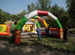 Şut Becerisi sut becerisi parkuru 1 İzmir Organizasyon Şut becerisi parkuru, organizasyonlarınızda futbol sever misafirlerinize eğlenceli dakikalar yaşatacak özel olarak üretilmiş hizmetlerimizden biridir. Misafirlerinizin şut çekme becerilerini kanıtlayabilecekleri çok yönlü bir oyundur. Şut becerisi parkurunda, oldukça geniş bir tünel içerisine yerleştirilmiş kale mevcuttur. Bu kalenin üzerinde farklı puan dereceleri olan delikler bulunur. Oyuncular şut çekerek, topu bu deliklerden geçirmeye çalışırlar. Topu geçirmeyi başardıkları deliklerin puan sistemine göre puanlar kazanırlar. Oldukça eğlenceli ve beceri isteyen bir oyundur. Sadece çocuklara değil aynı zamanda yetişkinlere de hitap eden bir oyun parkurudur. Kalenin içerisinde yer aldığı geniş şişme tünel özgürce atış yapma olanağı sağlar. Şut becerisi bir animatör ile birlikte, her seferinde bir veya iki kişinin aynı anda oynayabileceği bir şişme oyun parkurudur. İzmir Organizasyon bünyesinde birinci kalite malzemelerden üretilmiş şişme oyuncaklar bulundurur. Şişme oyuncak hizmetlerimizden olan şut becerisi parkurumuzu talep ettiğiniz şekilde getirip, yerinde kurulumunu sağlıyoruz. Sadece açık alanlarda değil, yeterli alanın bulunduğu kapalı alanlarda da bu parkuru kullanmanız mümkündür. Şenlik Organizasyonu Şut Becerisi Oyun Parkurunda Eğlenceli Anlar