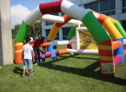 Şut Becerisi sut becerisi parkuru 10 İzmir Organizasyon Şut becerisi parkuru, organizasyonlarınızda futbol sever misafirlerinize eğlenceli dakikalar yaşatacak özel olarak üretilmiş hizmetlerimizden biridir. Misafirlerinizin şut çekme becerilerini kanıtlayabilecekleri çok yönlü bir oyundur. Şut becerisi parkurunda, oldukça geniş bir tünel içerisine yerleştirilmiş kale mevcuttur. Bu kalenin üzerinde farklı puan dereceleri olan delikler bulunur. Oyuncular şut çekerek, topu bu deliklerden geçirmeye çalışırlar. Topu geçirmeyi başardıkları deliklerin puan sistemine göre puanlar kazanırlar. Oldukça eğlenceli ve beceri isteyen bir oyundur. Sadece çocuklara değil aynı zamanda yetişkinlere de hitap eden bir oyun parkurudur. Kalenin içerisinde yer aldığı geniş şişme tünel özgürce atış yapma olanağı sağlar. Şut becerisi bir animatör ile birlikte, her seferinde bir veya iki kişinin aynı anda oynayabileceği bir şişme oyun parkurudur. İzmir Organizasyon bünyesinde birinci kalite malzemelerden üretilmiş şişme oyuncaklar bulundurur. Şişme oyuncak hizmetlerimizden olan şut becerisi parkurumuzu talep ettiğiniz şekilde getirip, yerinde kurulumunu sağlıyoruz. Sadece açık alanlarda değil, yeterli alanın bulunduğu kapalı alanlarda da bu parkuru kullanmanız mümkündür. Aile Günü Organizasyonu Şut Becerisi Parkuru Kiralama İzmir