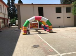 Şut Becerisi sut becerisi parkuru İzmir Organizasyon Şut becerisi parkuru, organizasyonlarınızda futbol sever misafirlerinize eğlenceli dakikalar yaşatacak özel olarak üretilmiş hizmetlerimizden biridir. Misafirlerinizin şut çekme becerilerini kanıtlayabilecekleri çok yönlü bir oyundur. Şut becerisi parkurunda, oldukça geniş bir tünel içerisine yerleştirilmiş kale mevcuttur. Bu kalenin üzerinde farklı puan dereceleri olan delikler bulunur. Oyuncular şut çekerek, topu bu deliklerden geçirmeye çalışırlar. Topu geçirmeyi başardıkları deliklerin puan sistemine göre puanlar kazanırlar. Oldukça eğlenceli ve beceri isteyen bir oyundur. Sadece çocuklara değil aynı zamanda yetişkinlere de hitap eden bir oyun parkurudur. Kalenin içerisinde yer aldığı geniş şişme tünel özgürce atış yapma olanağı sağlar. Şut becerisi bir animatör ile birlikte, her seferinde bir veya iki kişinin aynı anda oynayabileceği bir şişme oyun parkurudur. İzmir Organizasyon bünyesinde birinci kalite malzemelerden üretilmiş şişme oyuncaklar bulundurur. Şişme oyuncak hizmetlerimizden olan şut becerisi parkurumuzu talep ettiğiniz şekilde getirip, yerinde kurulumunu sağlıyoruz. Sadece açık alanlarda değil, yeterli alanın bulunduğu kapalı alanlarda da bu parkuru kullanmanız mümkündür. Eğitim Kurumları Şenlik Organizasyonu Şişme Oyun Parkuru Kiralama