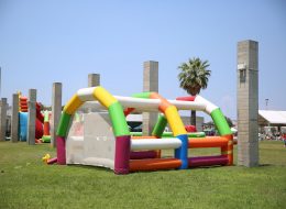 Şut Becerisi sut becerisi parkuru 8 İzmir Organizasyon Şut becerisi parkuru, organizasyonlarınızda futbol sever misafirlerinize eğlenceli dakikalar yaşatacak özel olarak üretilmiş hizmetlerimizden biridir. Misafirlerinizin şut çekme becerilerini kanıtlayabilecekleri çok yönlü bir oyundur. Şut becerisi parkurunda, oldukça geniş bir tünel içerisine yerleştirilmiş kale mevcuttur. Bu kalenin üzerinde farklı puan dereceleri olan delikler bulunur. Oyuncular şut çekerek, topu bu deliklerden geçirmeye çalışırlar. Topu geçirmeyi başardıkları deliklerin puan sistemine göre puanlar kazanırlar. Oldukça eğlenceli ve beceri isteyen bir oyundur. Sadece çocuklara değil aynı zamanda yetişkinlere de hitap eden bir oyun parkurudur. Kalenin içerisinde yer aldığı geniş şişme tünel özgürce atış yapma olanağı sağlar. Şut becerisi bir animatör ile birlikte, her seferinde bir veya iki kişinin aynı anda oynayabileceği bir şişme oyun parkurudur. İzmir Organizasyon bünyesinde birinci kalite malzemelerden üretilmiş şişme oyuncaklar bulundurur. Şişme oyuncak hizmetlerimizden olan şut becerisi parkurumuzu talep ettiğiniz şekilde getirip, yerinde kurulumunu sağlıyoruz. Sadece açık alanlarda değil, yeterli alanın bulunduğu kapalı alanlarda da bu parkuru kullanmanız mümkündür. Yetişkin Şişme Oyuncakları Kiralama İzmir