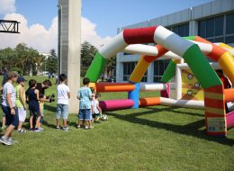 Şut Becerisi sut becerisi parkuru 9 İzmir Organizasyon Şut becerisi parkuru, organizasyonlarınızda futbol sever misafirlerinize eğlenceli dakikalar yaşatacak özel olarak üretilmiş hizmetlerimizden biridir. Misafirlerinizin şut çekme becerilerini kanıtlayabilecekleri çok yönlü bir oyundur. Şut becerisi parkurunda, oldukça geniş bir tünel içerisine yerleştirilmiş kale mevcuttur. Bu kalenin üzerinde farklı puan dereceleri olan delikler bulunur. Oyuncular şut çekerek, topu bu deliklerden geçirmeye çalışırlar. Topu geçirmeyi başardıkları deliklerin puan sistemine göre puanlar kazanırlar. Oldukça eğlenceli ve beceri isteyen bir oyundur. Sadece çocuklara değil aynı zamanda yetişkinlere de hitap eden bir oyun parkurudur. Kalenin içerisinde yer aldığı geniş şişme tünel özgürce atış yapma olanağı sağlar. Şut becerisi bir animatör ile birlikte, her seferinde bir veya iki kişinin aynı anda oynayabileceği bir şişme oyun parkurudur. İzmir Organizasyon bünyesinde birinci kalite malzemelerden üretilmiş şişme oyuncaklar bulundurur. Şişme oyuncak hizmetlerimizden olan şut becerisi parkurumuzu talep ettiğiniz şekilde getirip, yerinde kurulumunu sağlıyoruz. Sadece açık alanlarda değil, yeterli alanın bulunduğu kapalı alanlarda da bu parkuru kullanmanız mümkündür. İzmir Şişme Şut Kalesi Kiralama ve Şişme Oyuncakta Oyun Anı