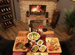 Şömine Başında Evlenme Teklifi Organizasyonu Paketi sömine başında evlenme teklifi organizasyonu izmir organizasyon 4 İzmir Organizasyon Şömine başında evlenme teklifi organizasyonu ile sizler için kış mevsiminin en romantik ve sıcacık evlenme teklifi organizasyonu paketini oluşturduk. Sevdiğinizle baş başa, şömine başında, fonda en sevdiğiniz o romantik şarkı ve şöminedeki çıtırtı sesi eşliğinde şarabınızı yudumlayabilir ayrıca romantik bir akşam yemeği yiyebilirsiniz. Üstelik İzmir Organizasyon olarak, şömine başında evlenme teklifi organizasyonu için 2 seçenek sunuyoruz sizlere. Şömine başında evlilik teklifi organizasyonu için ilk teklifimiz şömine başında romantik bir akşam yemeği. Sevdiğiniz kadını bir bahane ile belirlediğimiz konuma getirebilir, romantik bir akşam yemeği sırasından ona sürpriz yapabilirsiniz. Bir diğer seçeneğimiz ise şömineli bir evde yeşillikler içinde akşam yemeği ve konaklama dahil birçok şey. Sevdiğiniz kadına dışarıda yemek yemek istediğinizi söyleyerek onu belirlediğimiz noktaya getirebilirsiniz. Bu sırada İzmir Organizasyon firmamızın profesyonel çalışanları sizin için tüm hazırlıkları tamamlamış alanda gelmenizi bekliyor olacak. Sizlere ise bu güzel anın tadını çıkarmak ve romantik bir akşam geçirmek kalıyor. Şömine Başında Romantik Akşam Yemeği Organizasyonu