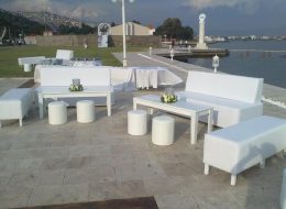 Tabure, Minder & Oturma Grubu Kiralama tabure minder kiralama 1 İzmir Organizasyon Bir çok etkinlikte özellikle konserler, üniversite şenlikleri, bahçe partileri, piknik, belediye şenlikleri, doğum günleri, parti, düğün, sünnet ve daha diğer tüm organizasyonlar için renkli yer minderlerini ve tabureleri kullanımınıza sunuyoruz. Yer minderlerimiz genelde 1x1 ölçülerinde kare ve armut şeklinde olup bir çok renkleri mevcuttur. Sayı sınırlaması olmadan istediğiniz kadar kiralayabilirsiniz. istediğiniz ölçüde ve renkte minder sunabiliriz. Minderleri bulunduğunuz ortama dağıtarak hem güzel bir görsellik hem de renk katmış olursunuz. Organizasyonlarda yer sıkıntısı olduğunda veya nostaljik bir konsept yapıyorsanız az yer kaplayan taburelerden kullanılabilinir. Tabureler; ahşap tabure, plastik tabure, bar taburesi, hasır tabure olarak çeşitlilik gösterir. Tabureleri istediğiniz sayıda ve renkte kiralayabilirsiniz. Ayrıca dilerseniz hem minderleri hem de taburelerin nakliyesini ekstra olarak istediğiniz yere ulaştırabiliriz. Puf Oturma Grubu Kiralama İzmir