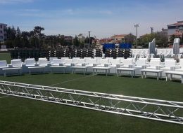 Tabure, Minder & Oturma Grubu Kiralama tabure minder kiralama 2 İzmir Organizasyon Bir çok etkinlikte özellikle konserler, üniversite şenlikleri, bahçe partileri, piknik, belediye şenlikleri, doğum günleri, parti, düğün, sünnet ve daha diğer tüm organizasyonlar için renkli yer minderlerini ve tabureleri kullanımınıza sunuyoruz. Yer minderlerimiz genelde 1x1 ölçülerinde kare ve armut şeklinde olup bir çok renkleri mevcuttur. Sayı sınırlaması olmadan istediğiniz kadar kiralayabilirsiniz. istediğiniz ölçüde ve renkte minder sunabiliriz. Minderleri bulunduğunuz ortama dağıtarak hem güzel bir görsellik hem de renk katmış olursunuz. Organizasyonlarda yer sıkıntısı olduğunda veya nostaljik bir konsept yapıyorsanız az yer kaplayan taburelerden kullanılabilinir. Tabureler; ahşap tabure, plastik tabure, bar taburesi, hasır tabure olarak çeşitlilik gösterir. Tabureleri istediğiniz sayıda ve renkte kiralayabilirsiniz. Ayrıca dilerseniz hem minderleri hem de taburelerin nakliyesini ekstra olarak istediğiniz yere ulaştırabiliriz. Protokol Oturma Grubu Kiralama İzmir