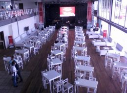 Tabure, Minder & Oturma Grubu Kiralama tabure minder kiralama İzmir Organizasyon Bir çok etkinlikte özellikle konserler, üniversite şenlikleri, bahçe partileri, piknik, belediye şenlikleri, doğum günleri, parti, düğün, sünnet ve daha diğer tüm organizasyonlar için renkli yer minderlerini ve tabureleri kullanımınıza sunuyoruz. Yer minderlerimiz genelde 1x1 ölçülerinde kare ve armut şeklinde olup bir çok renkleri mevcuttur. Sayı sınırlaması olmadan istediğiniz kadar kiralayabilirsiniz. istediğiniz ölçüde ve renkte minder sunabiliriz. Minderleri bulunduğunuz ortama dağıtarak hem güzel bir görsellik hem de renk katmış olursunuz. Organizasyonlarda yer sıkıntısı olduğunda veya nostaljik bir konsept yapıyorsanız az yer kaplayan taburelerden kullanılabilinir. Tabureler; ahşap tabure, plastik tabure, bar taburesi, hasır tabure olarak çeşitlilik gösterir. Tabureleri istediğiniz sayıda ve renkte kiralayabilirsiniz. Ayrıca dilerseniz hem minderleri hem de taburelerin nakliyesini ekstra olarak istediğiniz yere ulaştırabiliriz. Lake Bistro Masa ve Bar Taburesi Kiralama İzmir