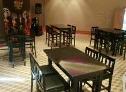 Tabure, Minder & Oturma Grubu Kiralama tabure minder kiralama 6 İzmir Organizasyon Bir çok etkinlikte özellikle konserler, üniversite şenlikleri, bahçe partileri, piknik, belediye şenlikleri, doğum günleri, parti, düğün, sünnet ve daha diğer tüm organizasyonlar için renkli yer minderlerini ve tabureleri kullanımınıza sunuyoruz. Yer minderlerimiz genelde 1x1 ölçülerinde kare ve armut şeklinde olup bir çok renkleri mevcuttur. Sayı sınırlaması olmadan istediğiniz kadar kiralayabilirsiniz. istediğiniz ölçüde ve renkte minder sunabiliriz. Minderleri bulunduğunuz ortama dağıtarak hem güzel bir görsellik hem de renk katmış olursunuz. Organizasyonlarda yer sıkıntısı olduğunda veya nostaljik bir konsept yapıyorsanız az yer kaplayan taburelerden kullanılabilinir. Tabureler; ahşap tabure, plastik tabure, bar taburesi, hasır tabure olarak çeşitlilik gösterir. Tabureleri istediğiniz sayıda ve renkte kiralayabilirsiniz. Ayrıca dilerseniz hem minderleri hem de taburelerin nakliyesini ekstra olarak istediğiniz yere ulaştırabiliriz. Siyah Lake Masa Kiralama İzmir Organizasyon